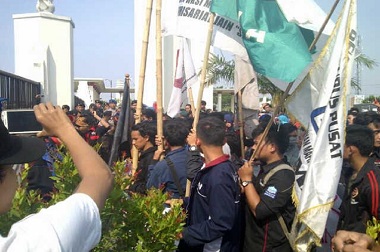 Ratusan Mahasiswa Turun ke Jalan Mengevaluasi Kinerja Gubernur Rano