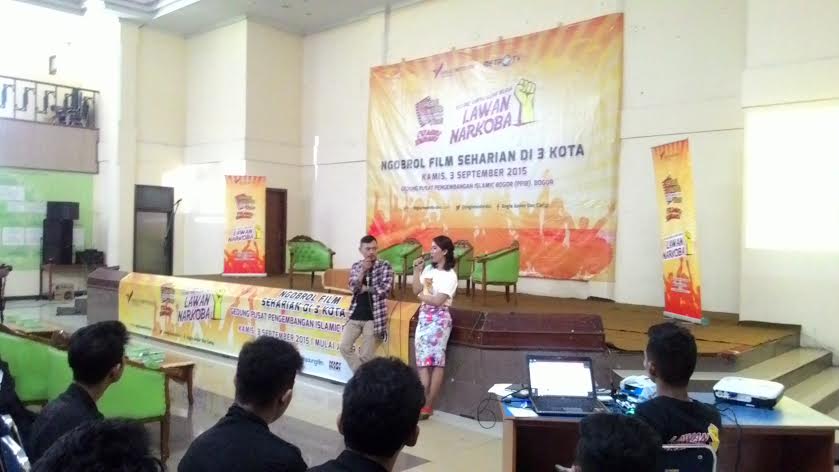 Tesa (kiri) saat berbagi pengalaman kelamnya. (foto: Pelangi)