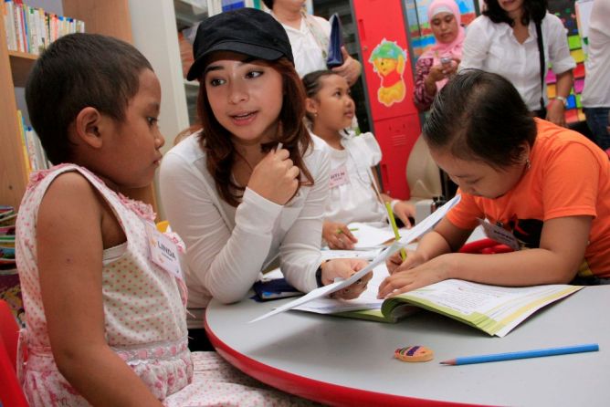 Nikita Willy Merasa Aman <i>Curhat</i> ke Mama Ketimbang Teman