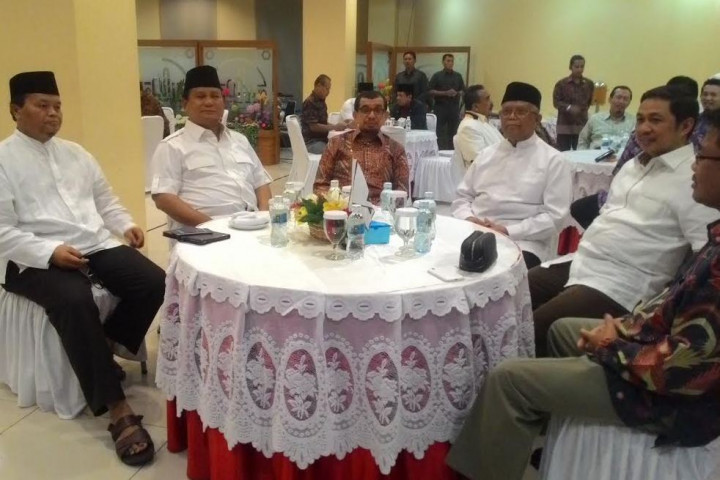 Hadiri Pertemuan KMP, Prabowo Candai Wartawan