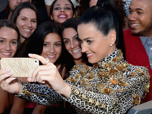 Heboh Katy Perry Kirim Pesan WhatsApp ke Penggemar