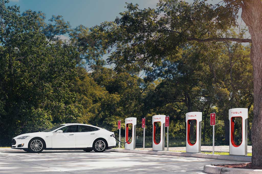 Tesla memiliki lebih dari 500 jaringan superchargers. Tesla Motors
