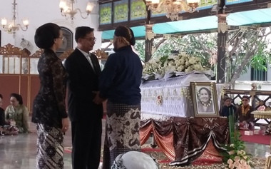 Menteri Agraria Tampak di Persemayaman Istri HB IX