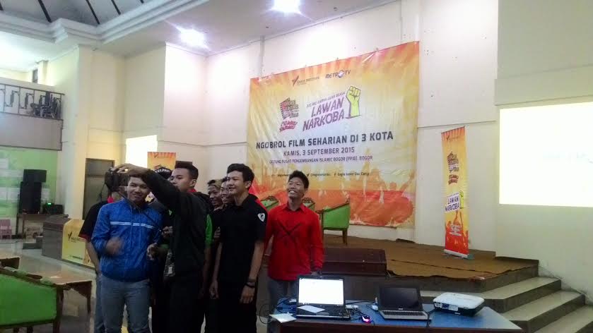 Ber-wefie di sela waktu istirahat. (foto: Pelangi)