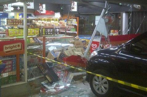 Avanza Tabrak Minimarket di SPBU Grogol