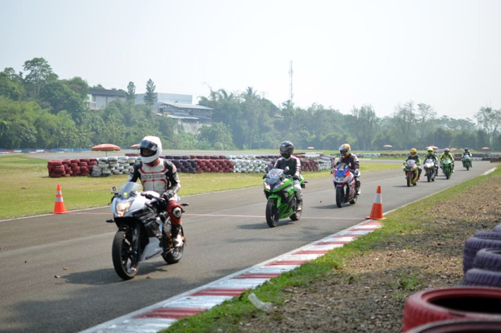 Peserta Kawasaki Racing Academy season 3 menjajal trek. KMI