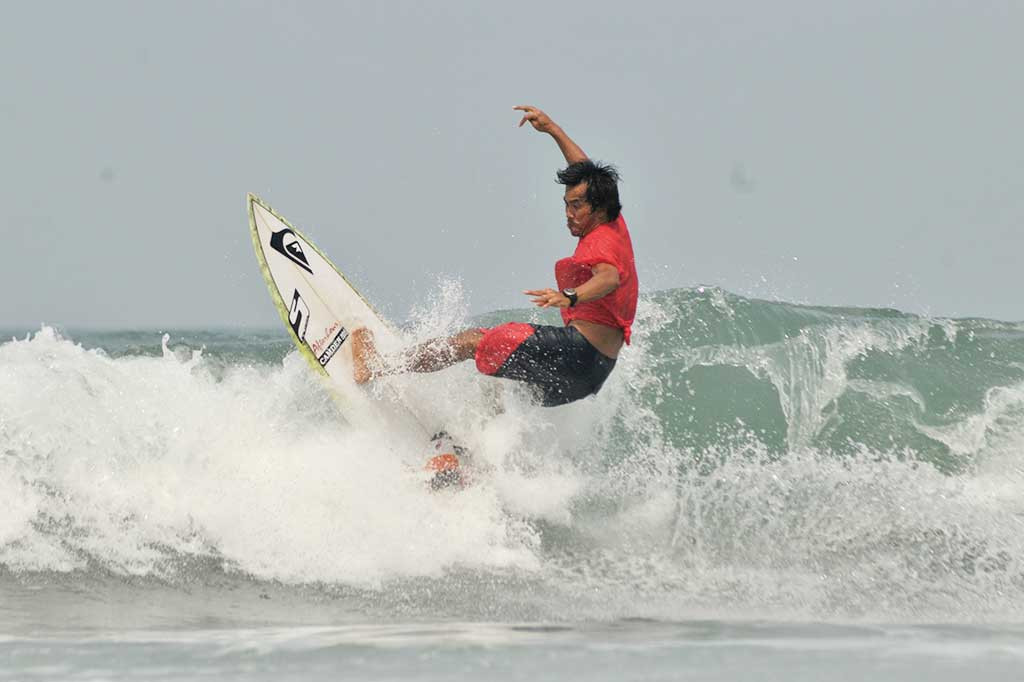 Aksi Para Surfer Saat Mengikuti Kejuaraan Surfing Internasional di Aceh