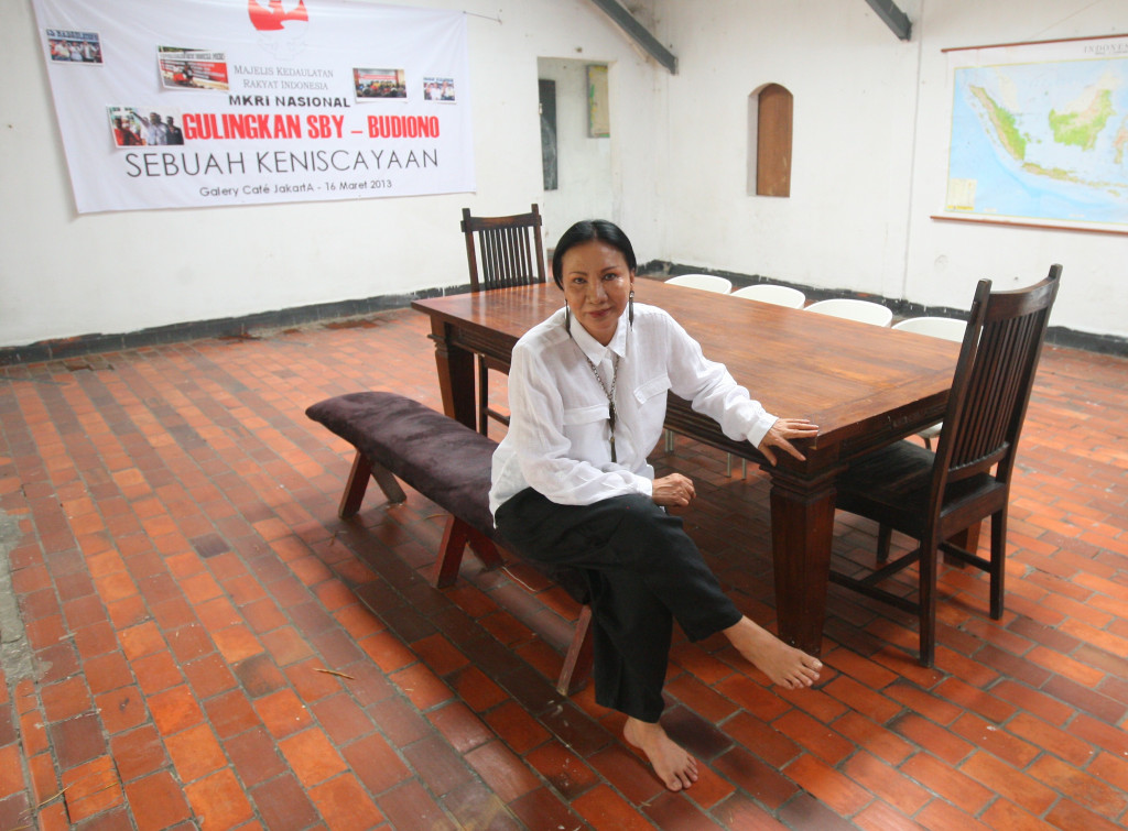  Ratna Sarumpaet di rumahnya, Kampung Melayu Kecil, Bukit Duri Tanjakan, Tebet, Jakarta Selatan, Kamis 2 Mei 2013. Foto: MI/Ramdani