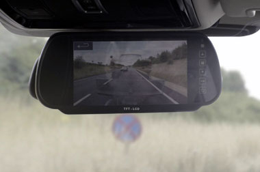 Land Rover Kembangkan Teknologi Spion Mobil Tembus Pandang 