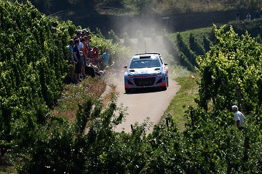 Mobil Rally Hantam Kerumunan Penonton, Enam Tewas