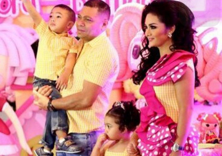 Kebahagiaan Krisdayanti dan Raul di Ultah Amora