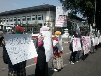 Belasan Anggota KAMMI Unjuk Rasa Tolak Pekerja Asing