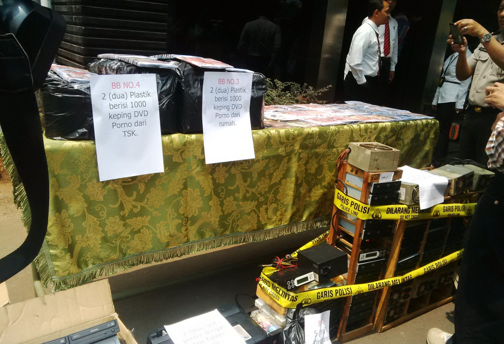 Polda Metro Jaya amankan DVD Porno, DVD RW serta printer,--Foto: MTVN/Lukman Diah Sari