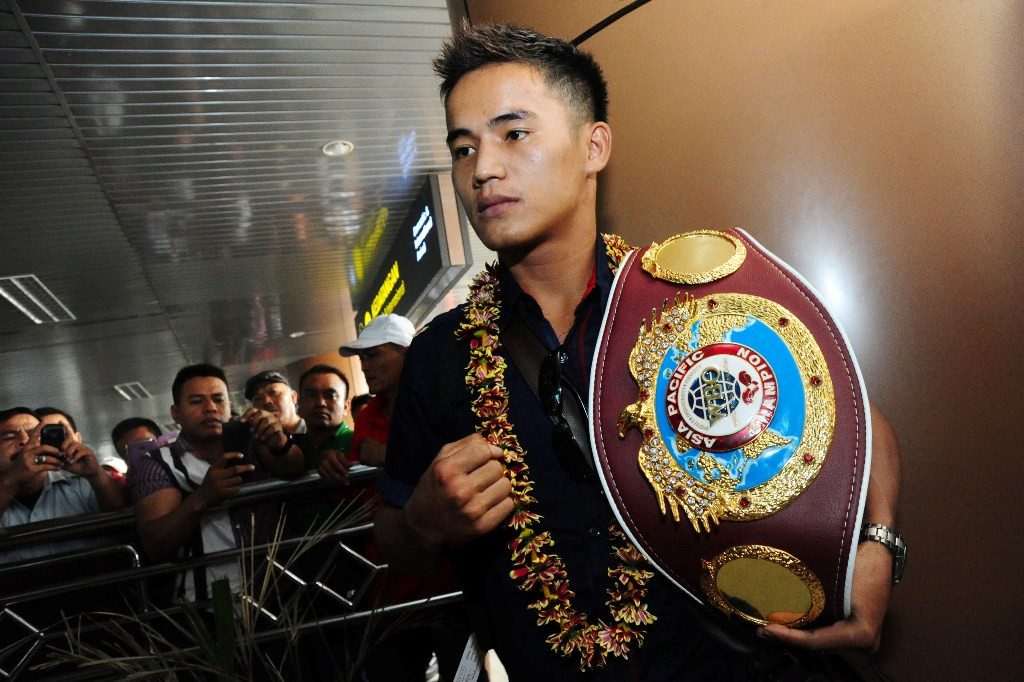 Petinju Iwan Soda tiba di Bandara Supadio, Kabupaten Kubu Raya, Kalbar, Senin 7 September 2015 usai merebut sabuk juara WBO Asia (Foto:  ANTARA FOTO/Jessica Helena)