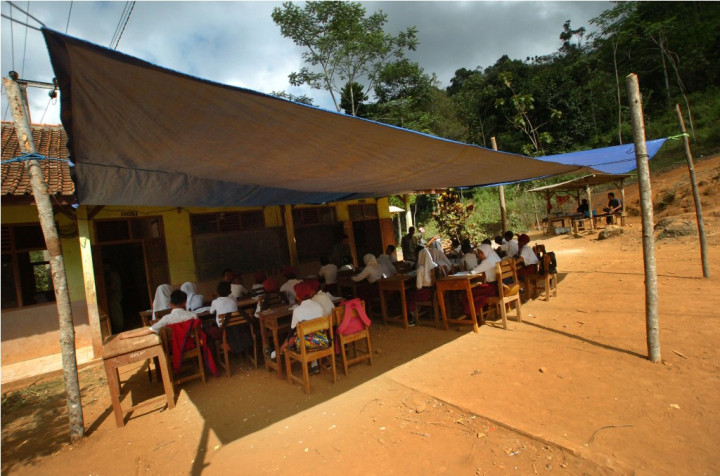Kelas Rusak, Siswa di Polewali Mandar Terpaksa Belajar di Bawah Pohon