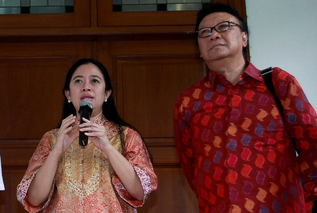 Puan Maharani (Menko PMK) dan Tjahjo Kumolo (Mendagri)--Antara/Muhammad Adimaja