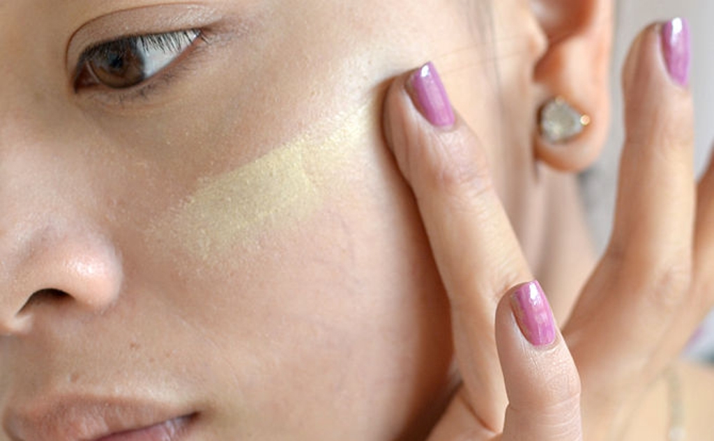 Trik menyembunyikan tahi lalat. (foto:wikihow)