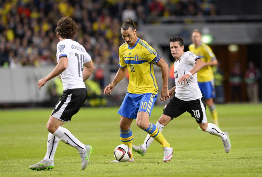 Aksi striker Swedia Zlatan Ibrahimovic ketika menghadapi Austria (AFP PHOTO / JONATHAN NACKSTRAND)