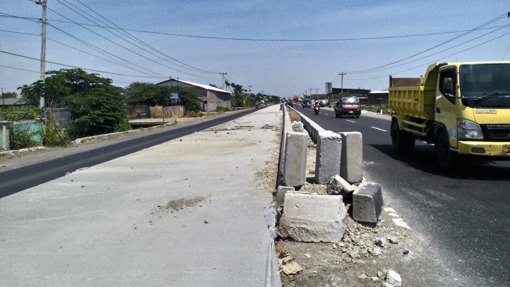 Jalur Pantura Jateng dibeton. Foto: dok Sigit Sosiantomo