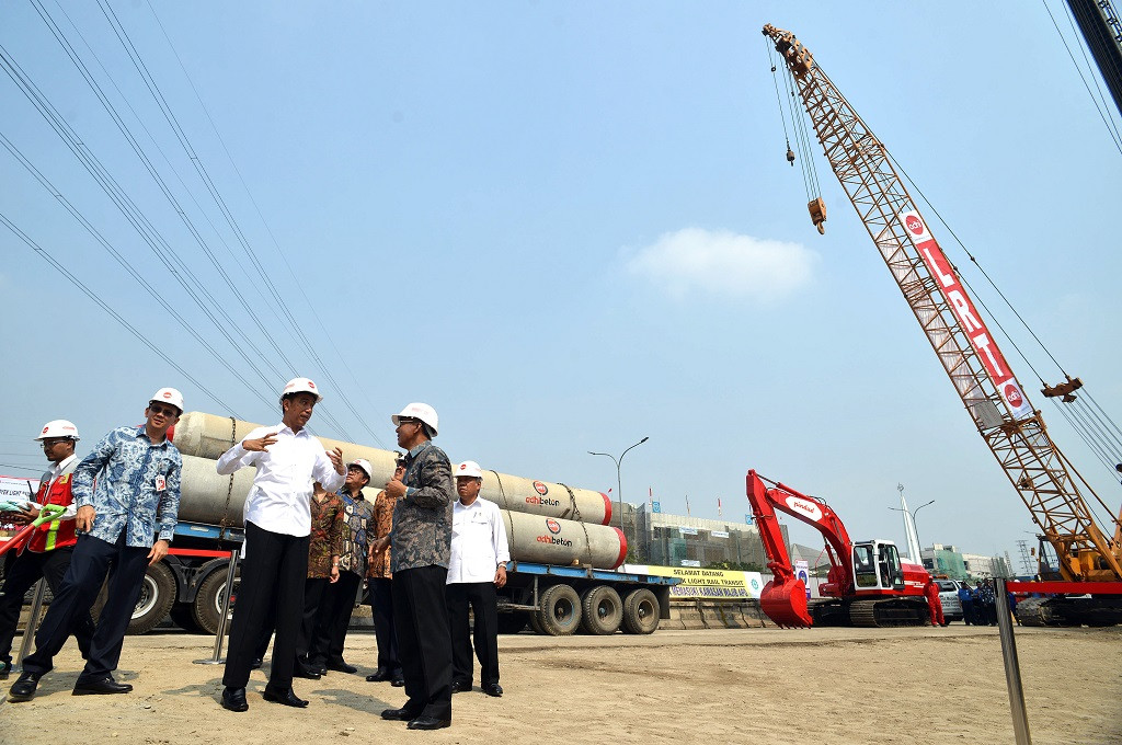 Presiden Jokowi dan sejumlah pejabat dalam groundbreaking light rail transit di Jakarta, MI - Susanto
