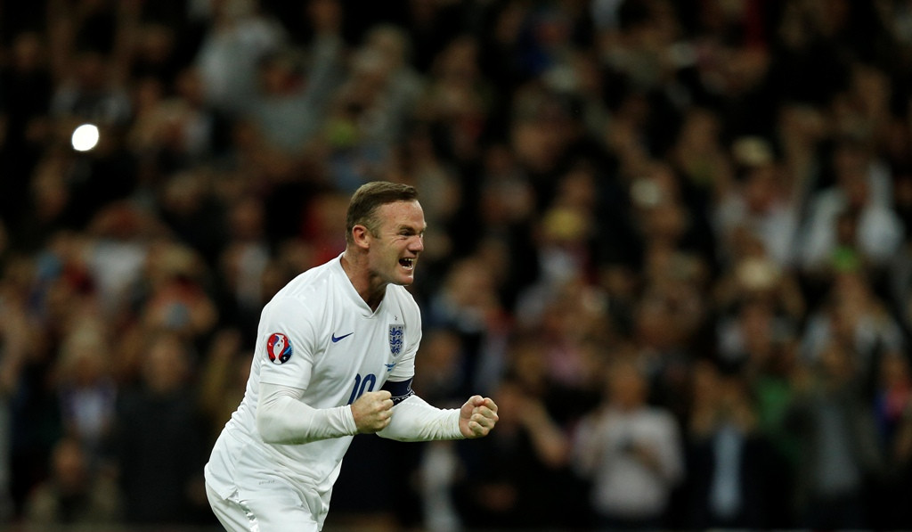 Wayne Rooney bersorak gembira usai membukukan gol ke-50 untuk timnas Inggris (ADRIAN DENNIS / AFP)
