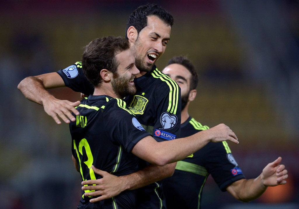 Juan Mata merayakan golnya ke gawang Makedonia bersama rekan-rekannya. (NIKOLAY DOYCHINOV / AFP)