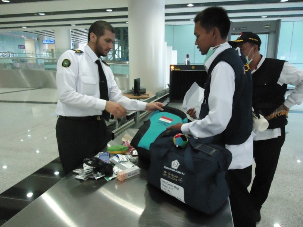 Pemeriksaan barang bawaan jemaah haji di Bandara Internasional Amir Muhammad bin Abdul Aziz, Madinah. Foto: MCH.
