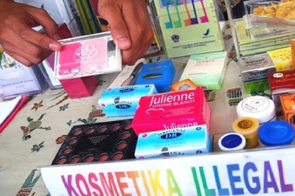 Barang bukti kosmetik ilegal. (Antara/Fahrul Jayadiputra)