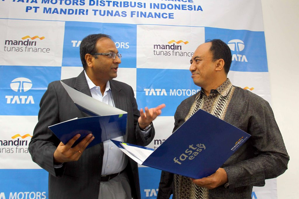 Direktur Utama Mandiri Tunas Finance (kanan) (ANTARA FOTO/Drajat)