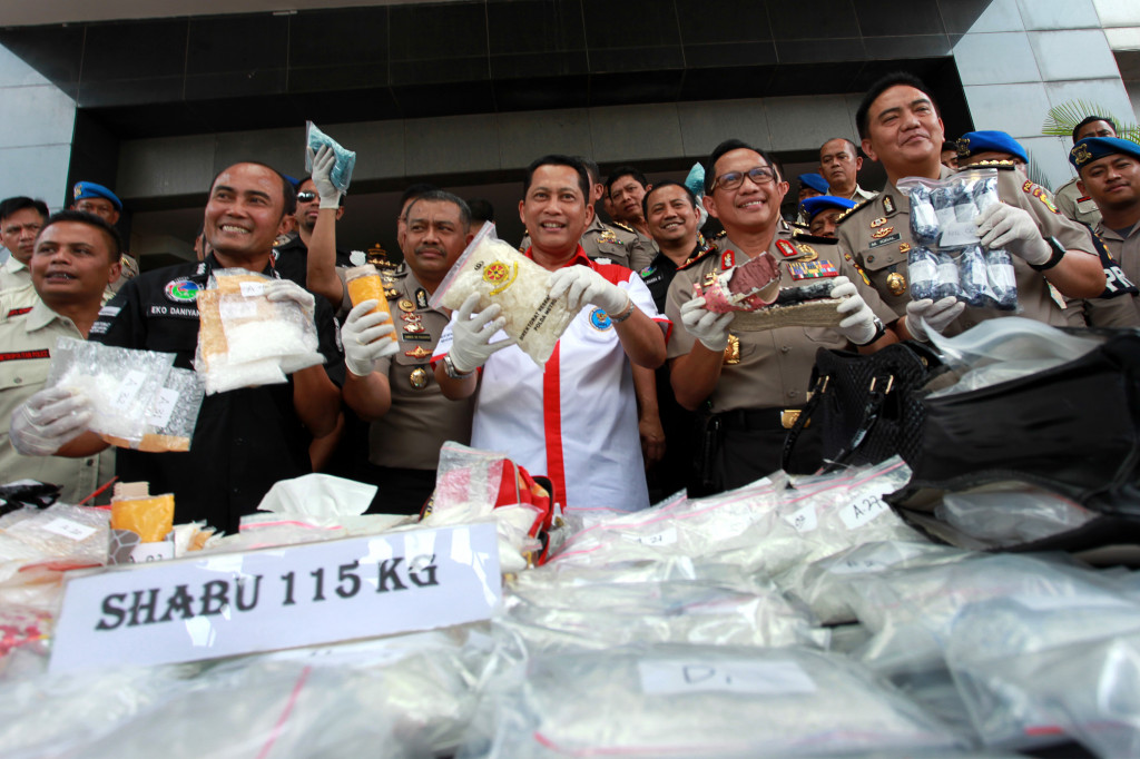 Kepala BNN Budi Waseso (kemeja putih) menunjukan 115kg narkoba yang berhasil disita. (foto: Antara/Adimaja)