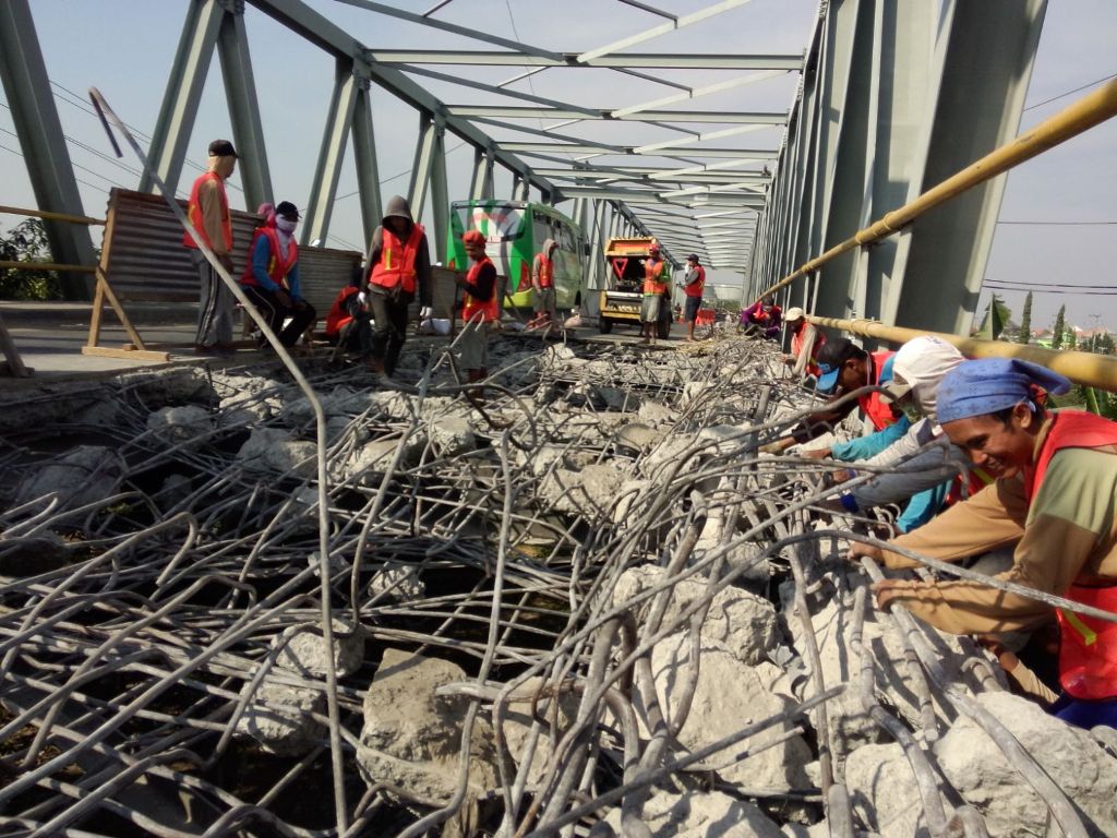 Jembatan Sembayat kembali diperbaiki. Foto: MTVN/Rosyid
