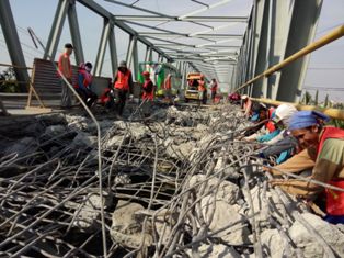Jembatan Sembayat Kembali Dibongkar, Gresik Macet Total