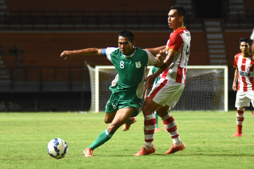 Pesepak bola PSMS Medan Legimin Raharjo (kiri) berusaha melewati hadangan pesepak bola Persepam Madura United Lucky Wahyu (kanan). (ANTARA FOTO/M Risyal Hidayat) 