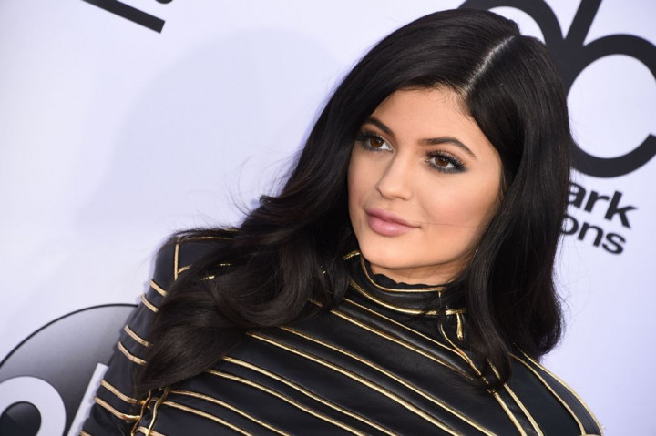 Ini Dia Rahasia Bibir Seksi Kylie Jenner