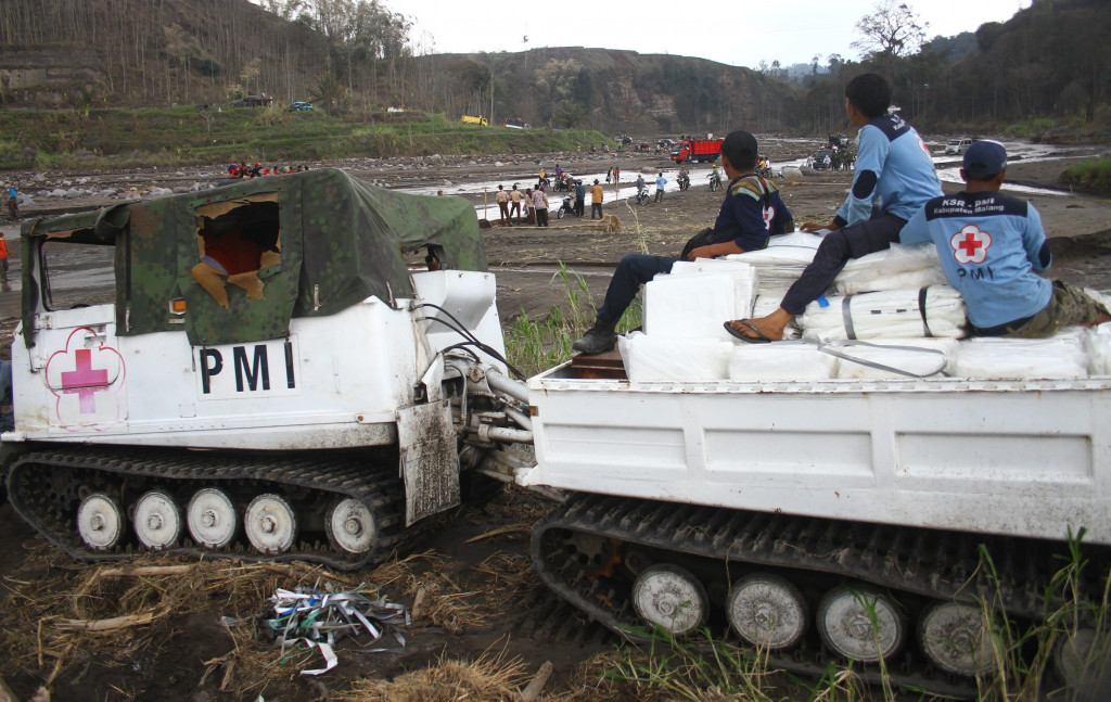  Relawan PMI mengirim bantuan kepada korban bencana Gunung Kelud di desa Pandansari, Ngantang, Malang, Jawa Timur, Sabtu 22 Februari 2014. Antara Foto/Ari Bowo Sucipto