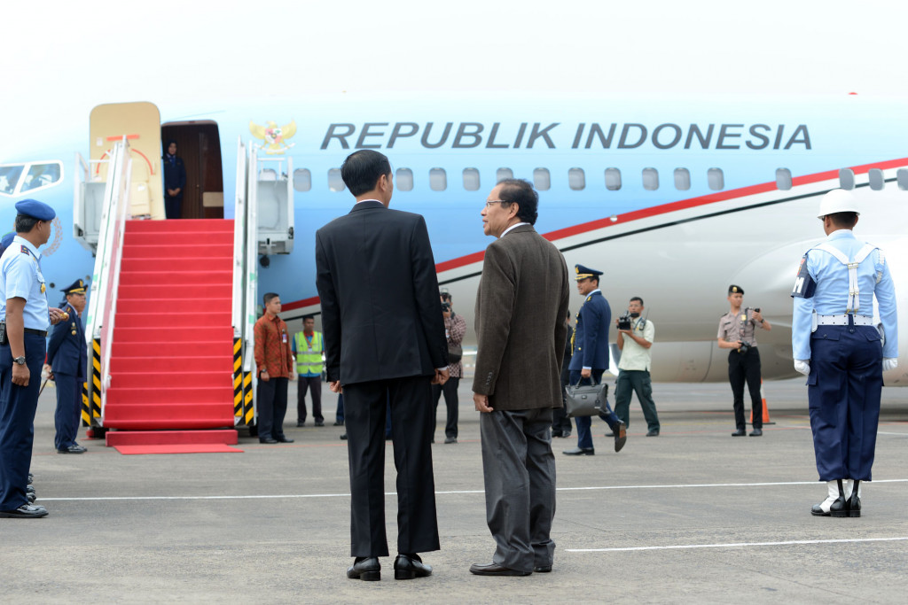  Presiden berbincang dengan Rizal Ramli sebelum bertolak ke Timur Tengah di Bandara Halim Perdanakusuma, Jumat 11 September 2015. Foto: MI/Panca Syurkani