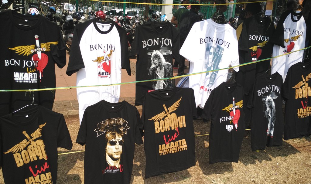 Lapak kaus Bon Jovi di GBK. (foto:MTVN/A.  Shindu)
