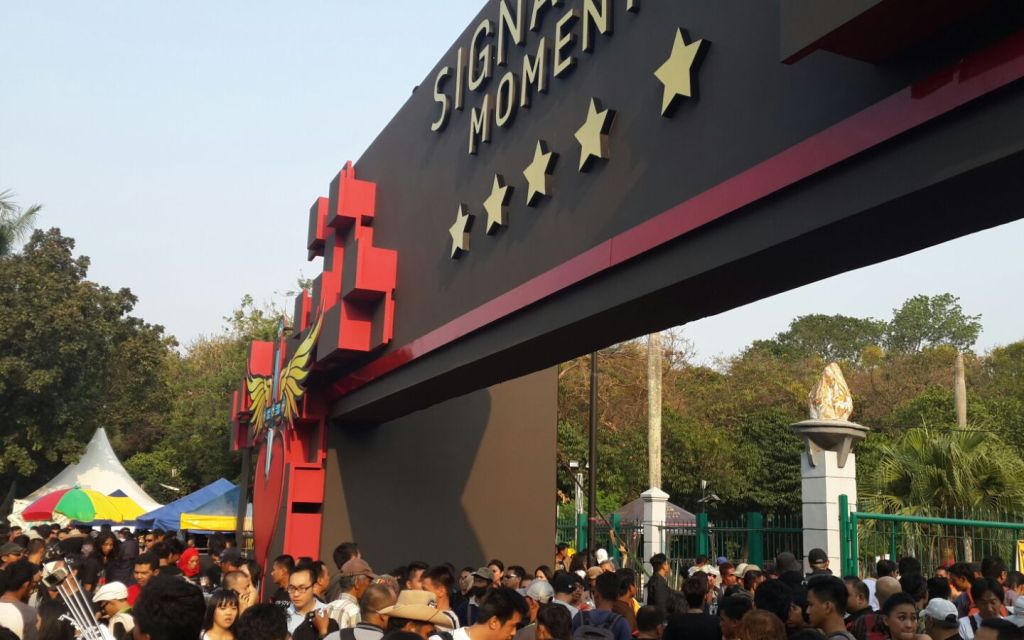 Antrian di gerbang konser Bon Jovi. (foto:Adi Waluyo)