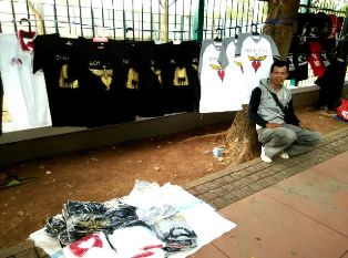 Konser Bon Jovi, GBK Dipadati Pedagang Kaus Asal Bandung 