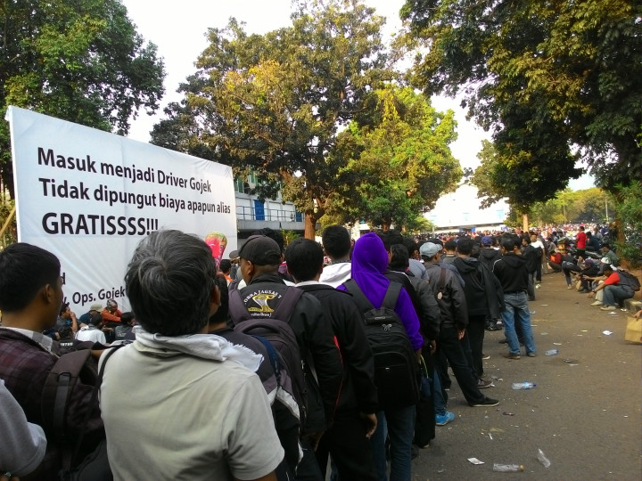 Fan Bon Jovi Terkecoh Antrean Pelamar Go-Jek