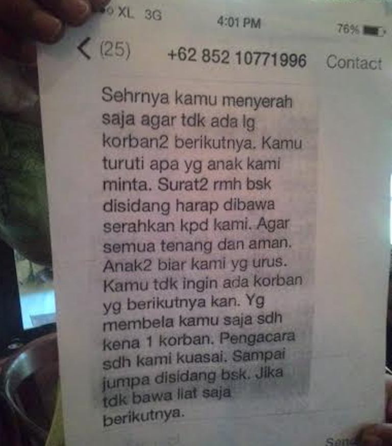 SMS teror yang diterima Rian saat menjalani sidang perceraian - foto: MTVN/Arga Sumantri