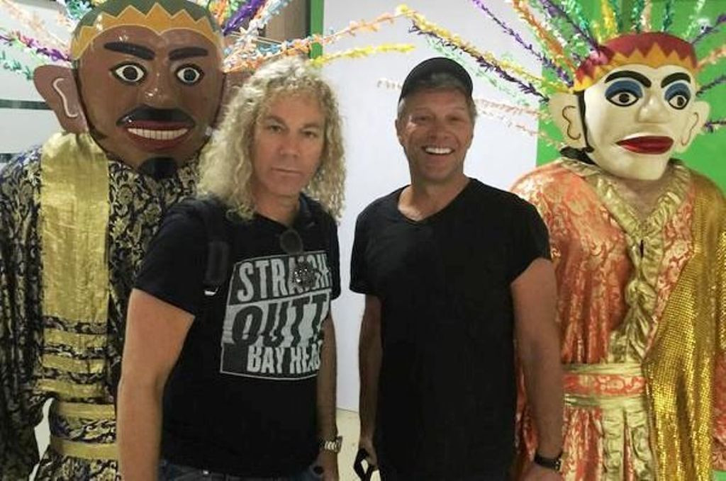 Bon Jovi took a picture with ondel-ondel (Photo: Twitter)