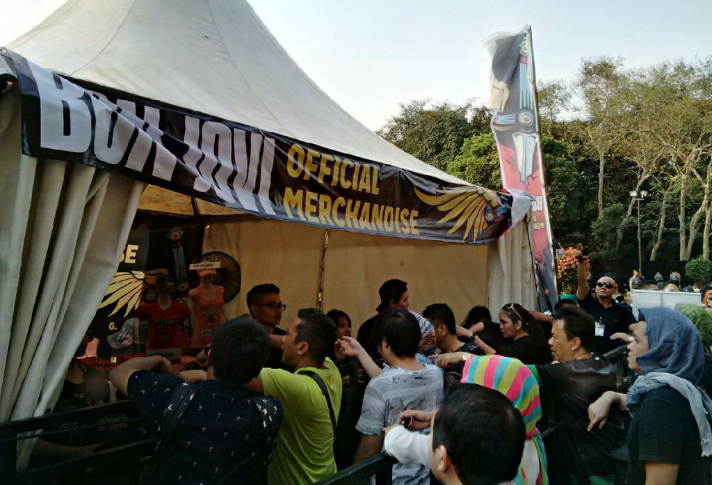 Tenda merchandise Bon Jovi. (Foto:MTVN/ A, Shindu)