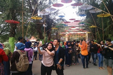 Ribuan Payung Warna-warni Mengembang di Solo