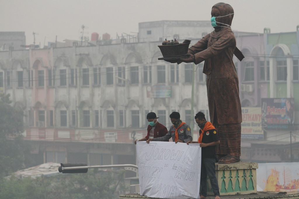 Aksi mahasiswa memprotes pembakaran berujung kabut asap di Pekanbaru, Ant - Rony Muharrman