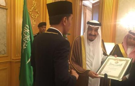 Diberi Medali , Bukti Jokowi Sangat Dihargai Presiden Arab Saudi