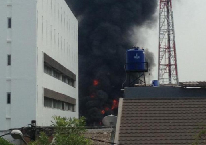 Gudang Plastik di Rawabuaya Jaktim Terbakar