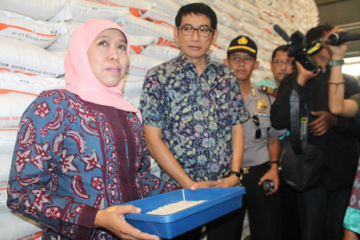 Mensos Khofifah Serukan Pengawasan dalam Penyimpanan Beras Rastra