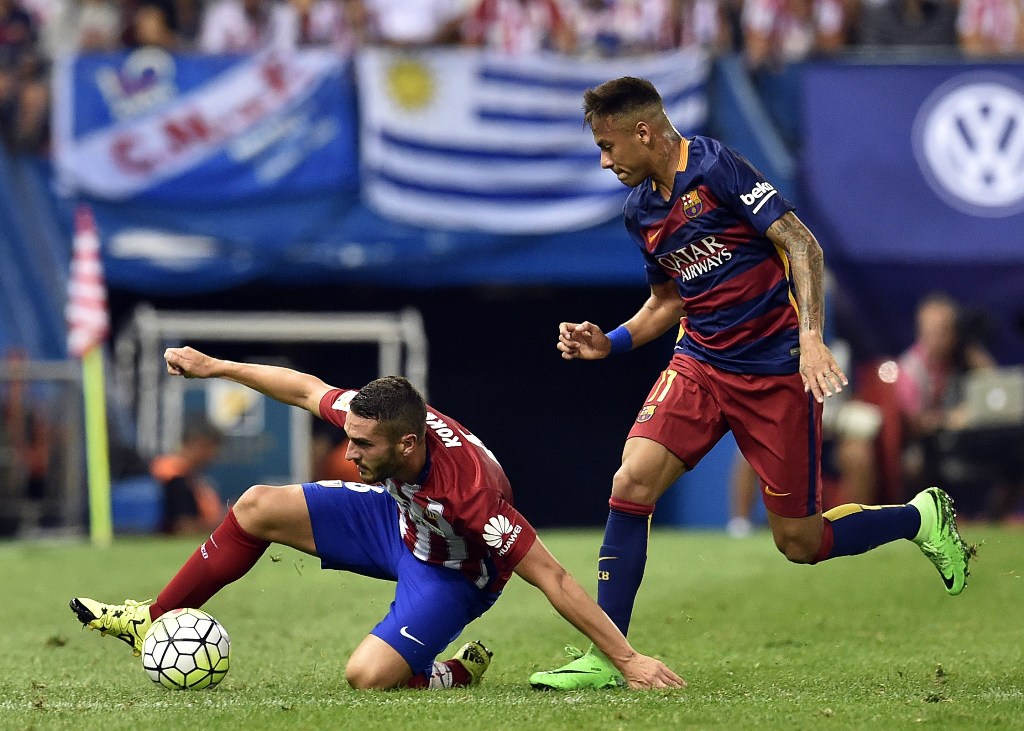 Striker Barcelona, Neymar, ketika melewati pemain Atletico Madrid, Koke. (AFP PHOTO/ GERARD JULIEN)