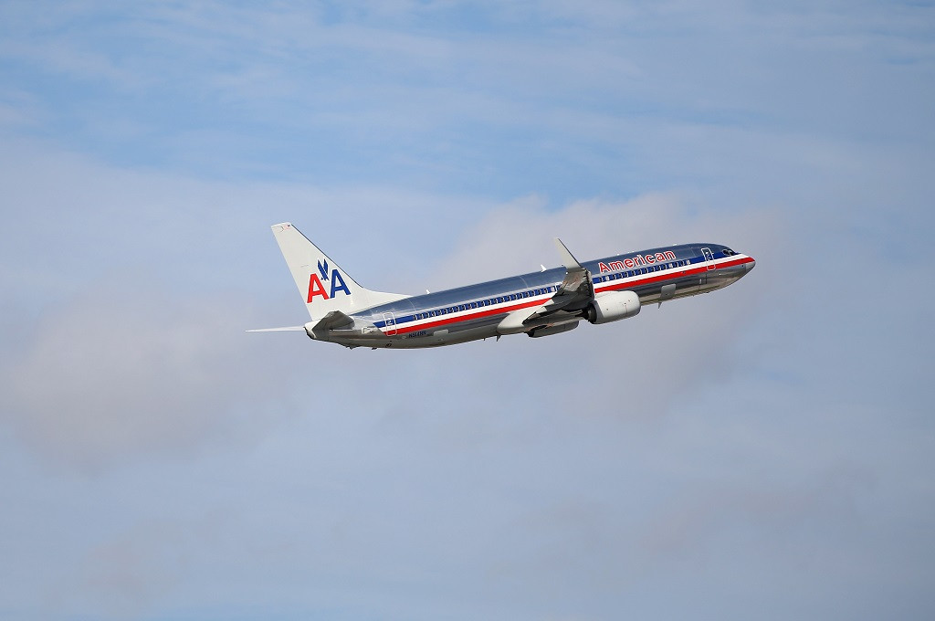 Pesawat American Airlines lepas landas dari Bandara Internasional Miami, AS, 12 November 2013. (Foto: AFP / JOE RAEDLE / GETTY IMAGES NORTH AMERICA)